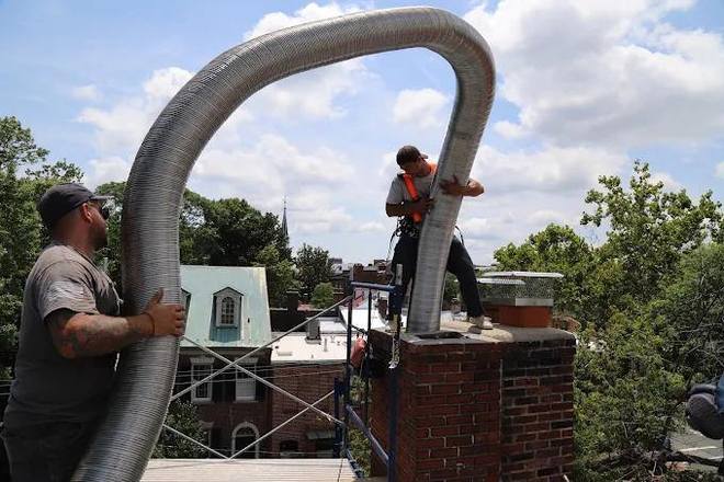 Feeding a liner down a rowhouse flue