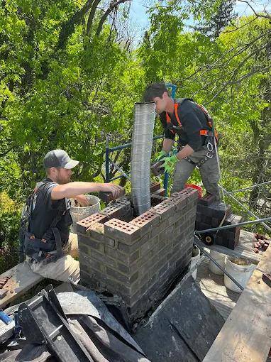Setting a liner into a new block chimney